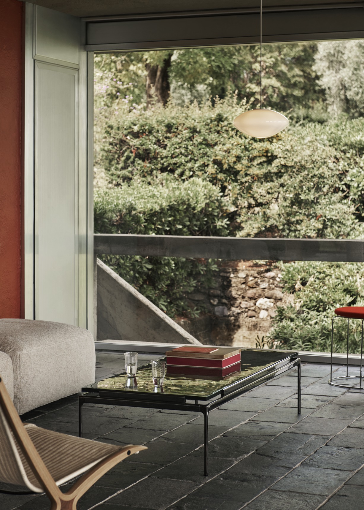 AndTradition Sett Couchtisch LN12 mit Glasplatte in modernem Wohnzimmer mit Sofa und Dekoration.