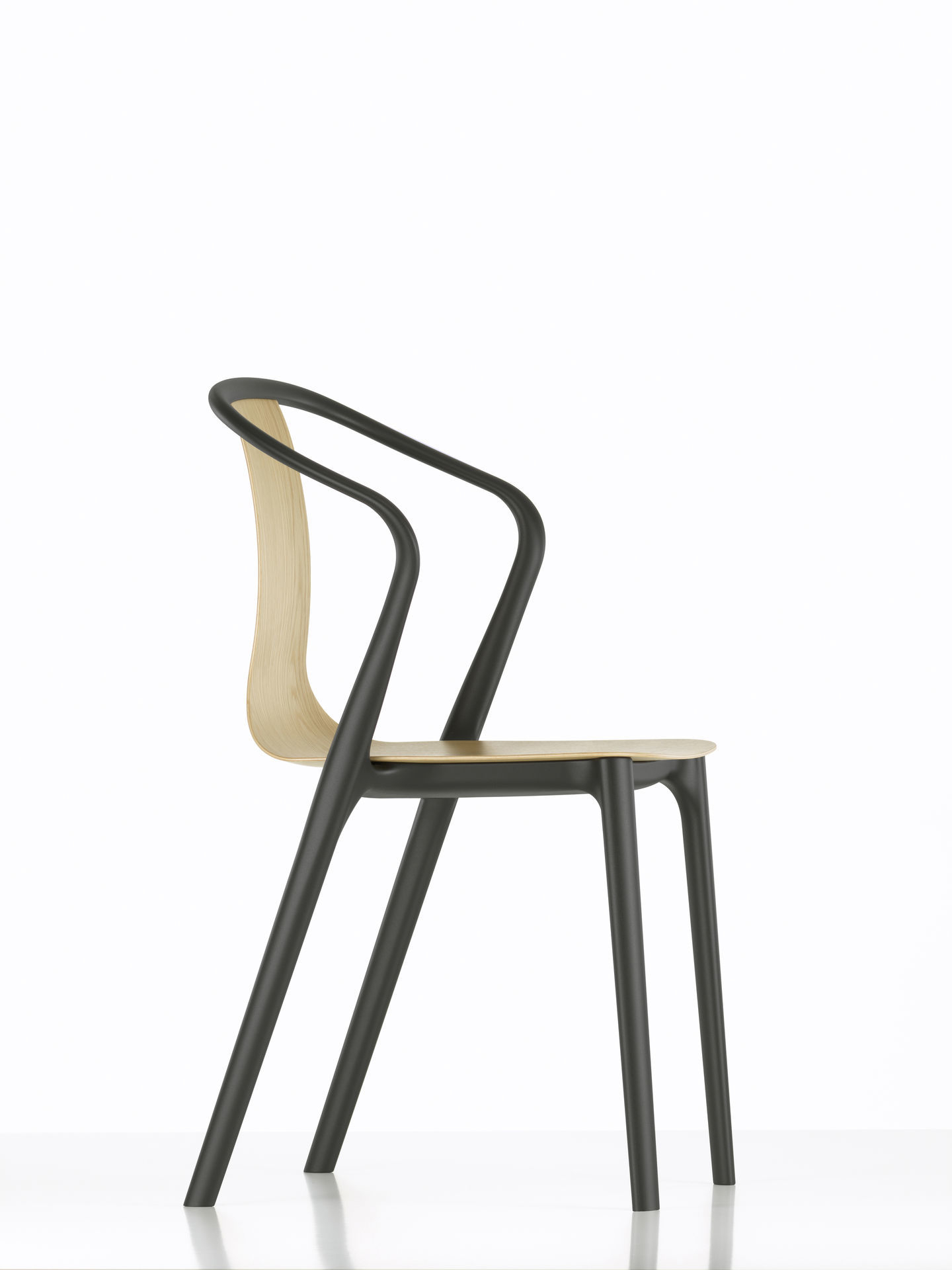 Belleville Armchair Wood Stuhl von Vitra, Seitenansicht, Holz und schwarzes Gestell. Designstuhl.