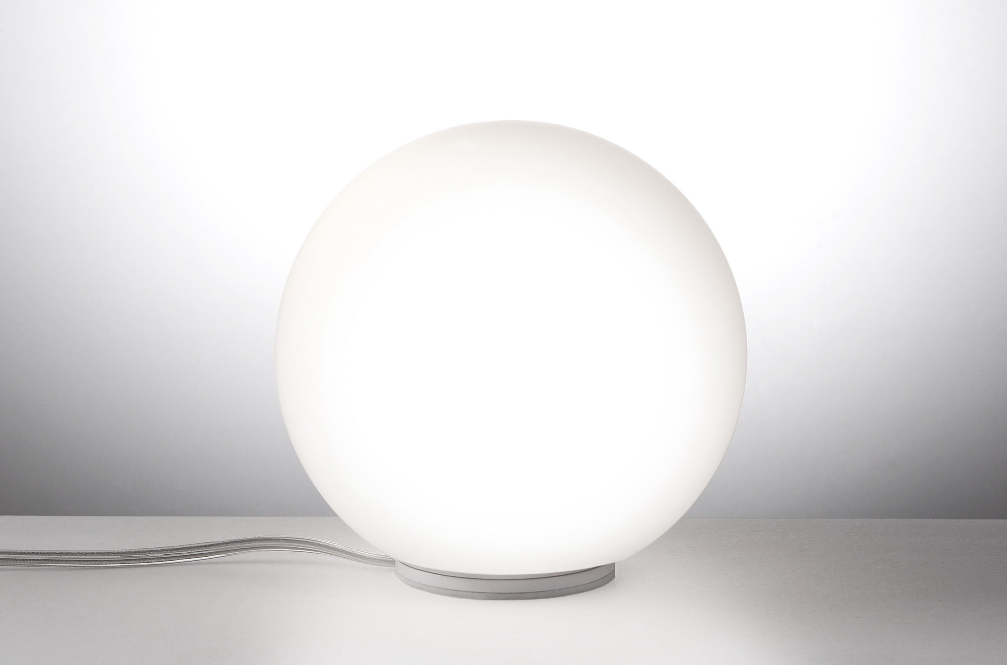 Weiße Dioscuri Tischleuchte von Artemide: Runde, moderne Lampe für Nachttisch oder Schreibtisch.