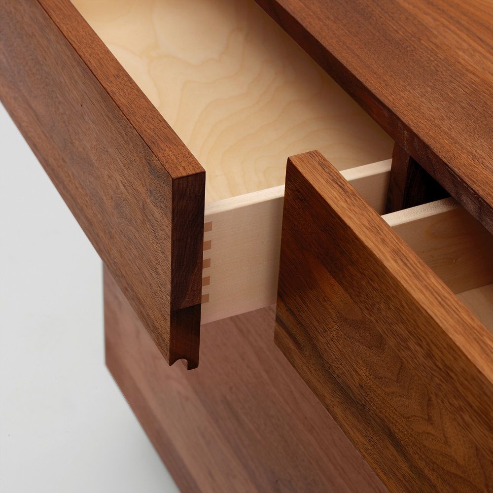 Detailaufnahme: Sideboard aus Massivholz mit Schubladen, offene Schublade zeigt Holzverarbeitung.