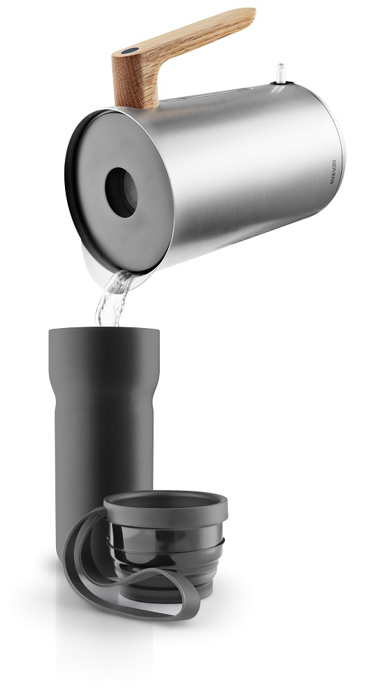 Eva Solo Nordic Kitchen Thermo-Teebecher Schwarz: Teekanne gießt Wasser in Thermobecher mit Teefilter.