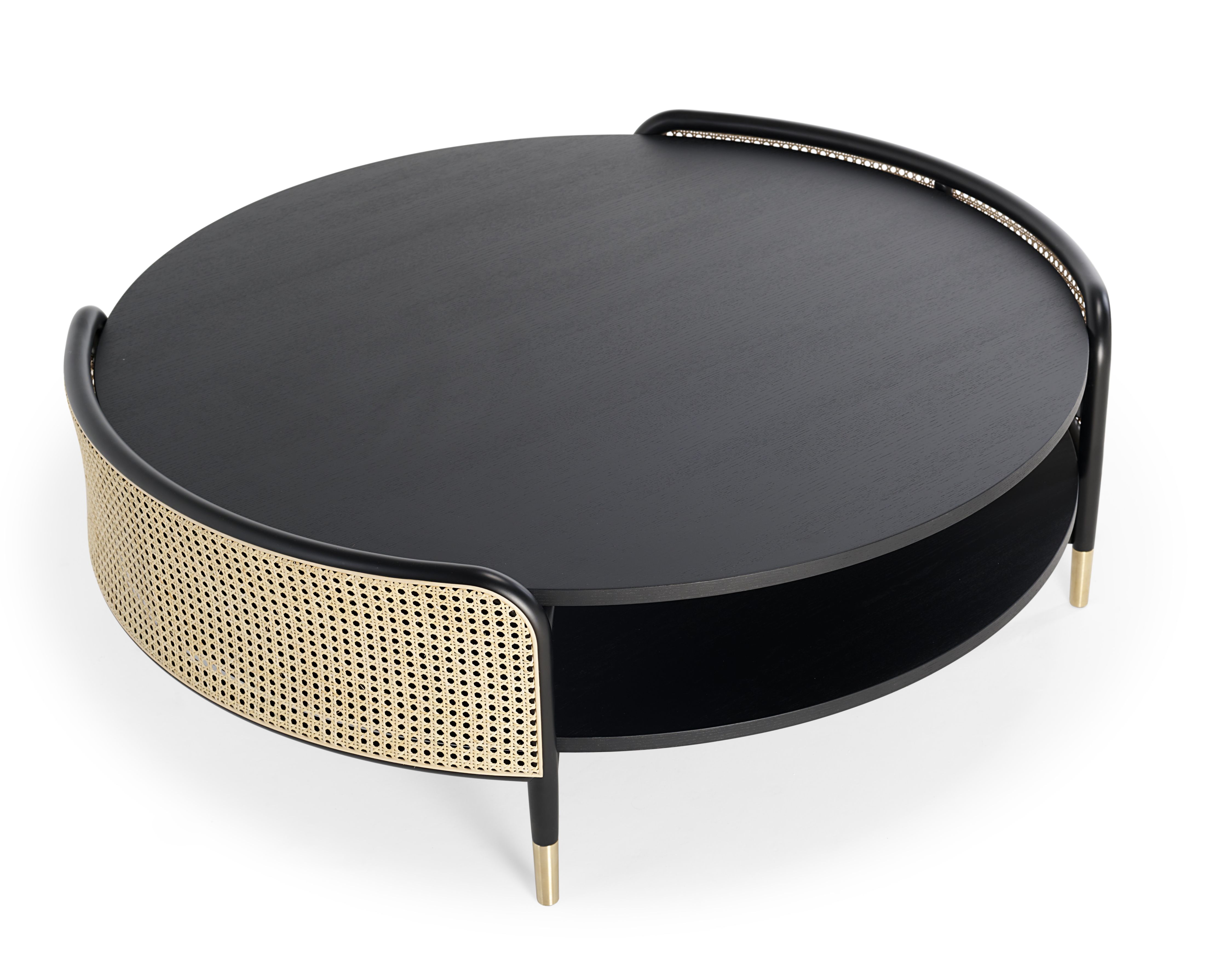 DETOUR Couchtisch von Wiener GTV Design: Runder, schwarzer Tisch mit Wiener Geflecht und Ablage.