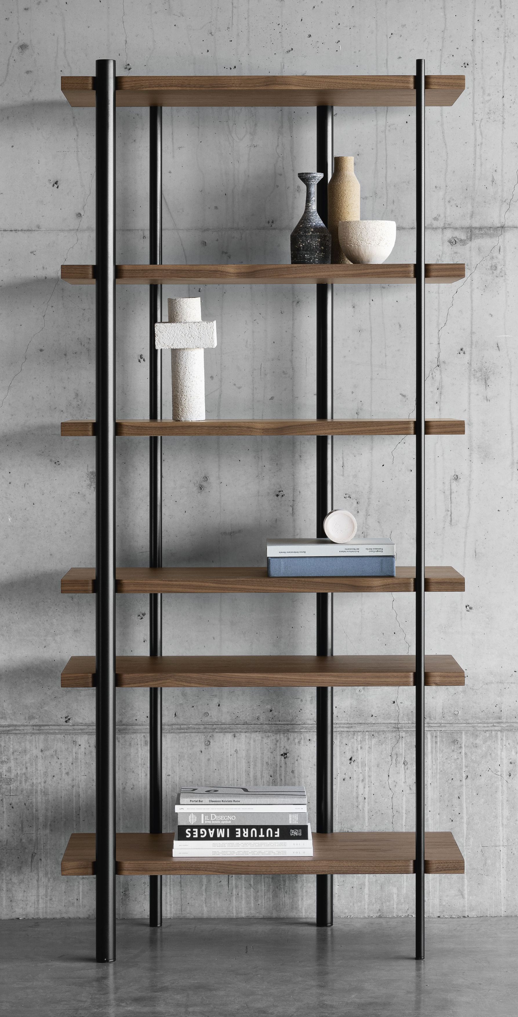 Milonga Regal mit schwarzem Gestell und Walnuss-Brettern, modernes Bücherregal für Wohnzimmer und Büro.