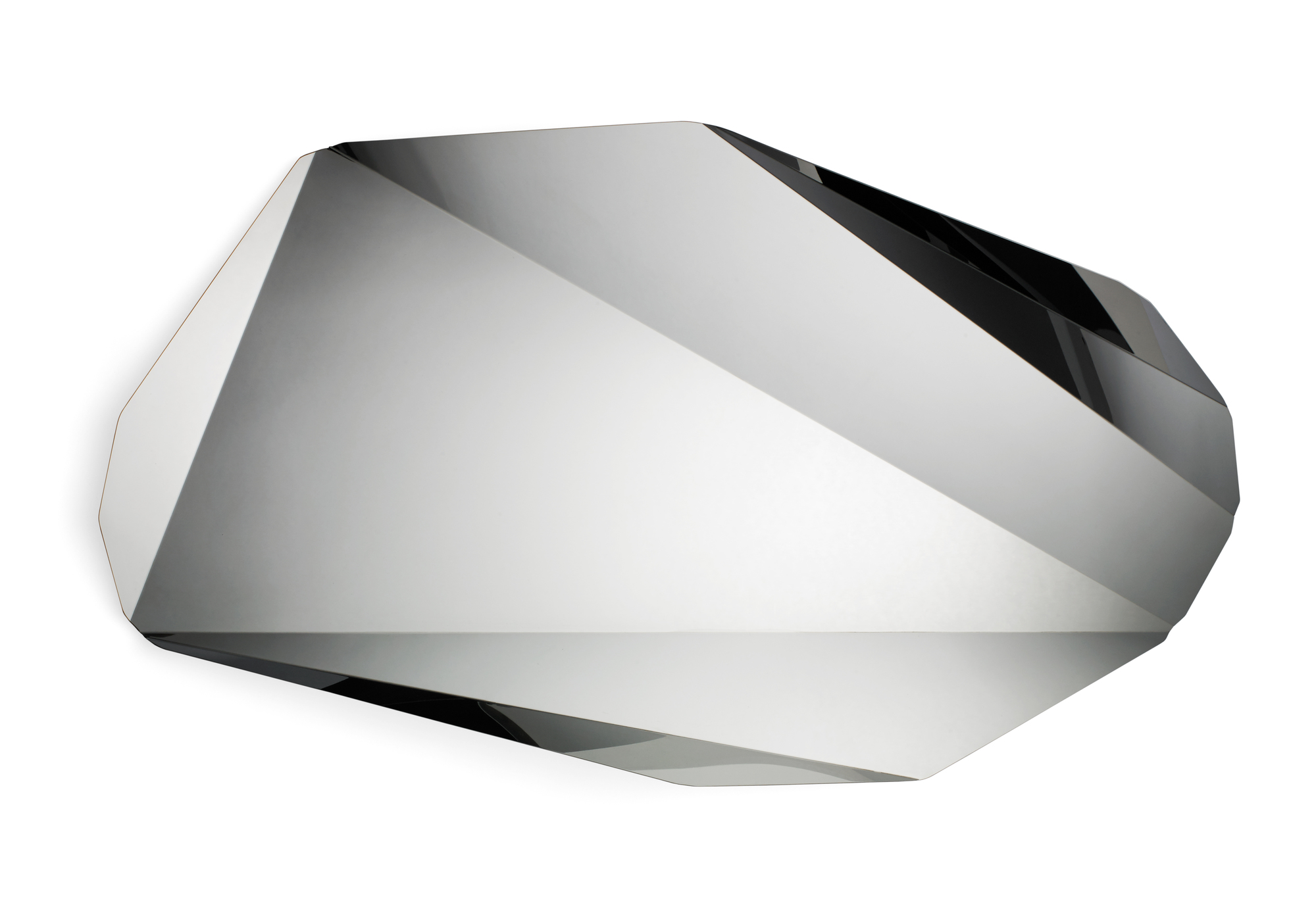 Piega Mirror Wandspiegel von Classicon: Großer, facettenreicher Design-Spiegel für die Wand, modernes Wohnaccessoire.