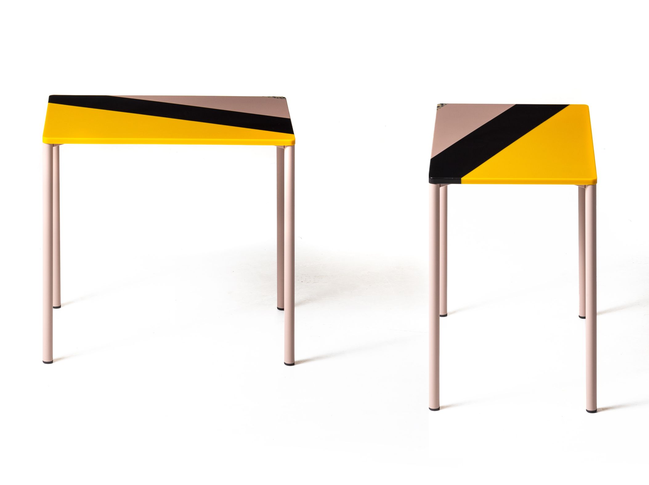 Zwei gelbe Fishbone Tische von Moroso mit geometrischem Muster und rosa Beinen. Beistelltisch, Designermöbel.