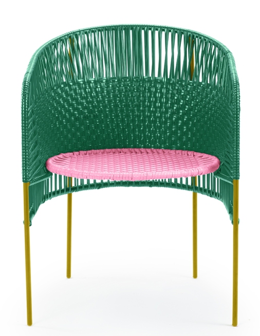 Caribe Dining Chair: Smaragdgrüner Outdoor Stuhl mit rosa Sitzfläche und currygelben Beinen. Gartenmöbel im Detail.