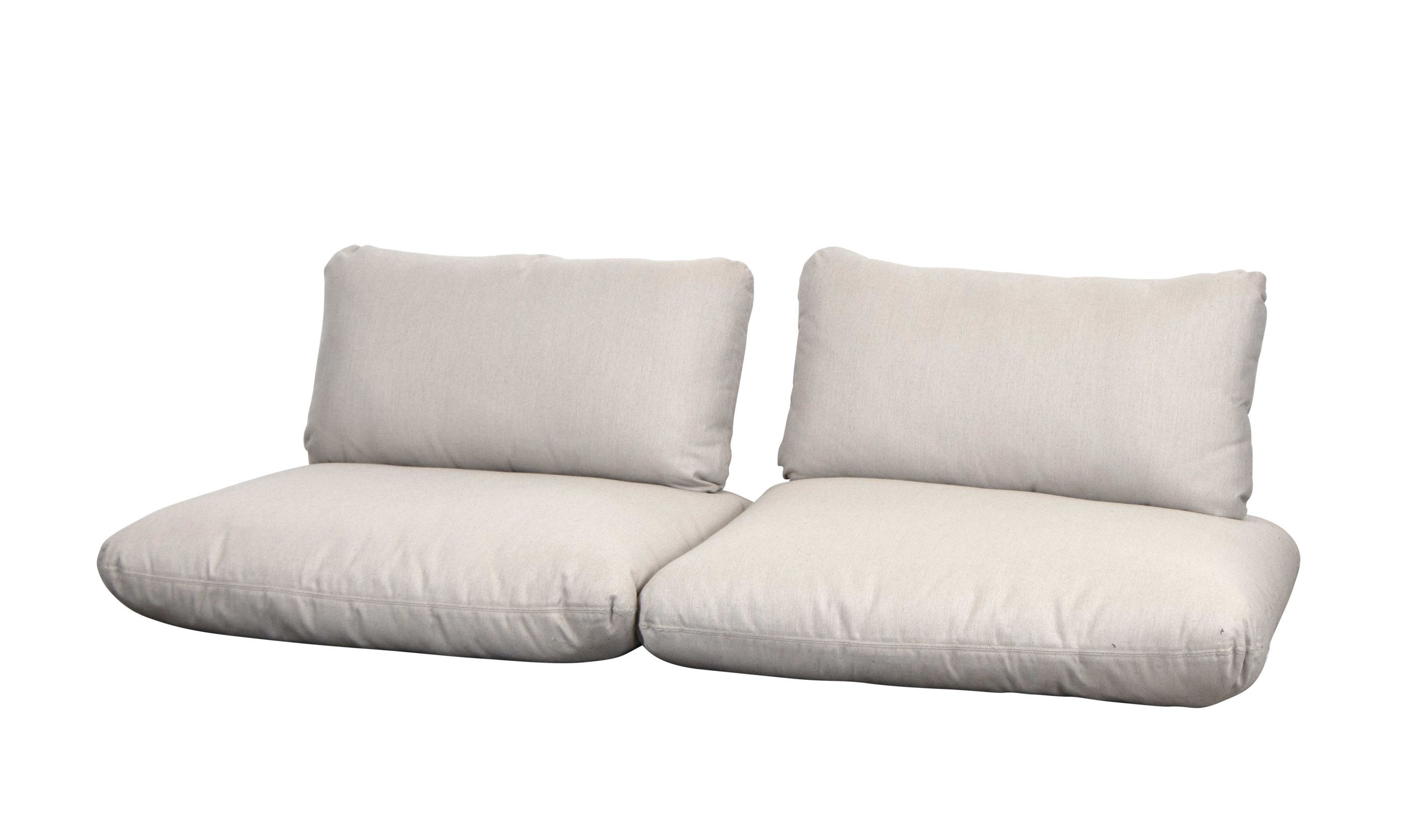 Cane-Line Sticks Outdoor Sofa mit beigen Kissen für Garten und Terrasse.