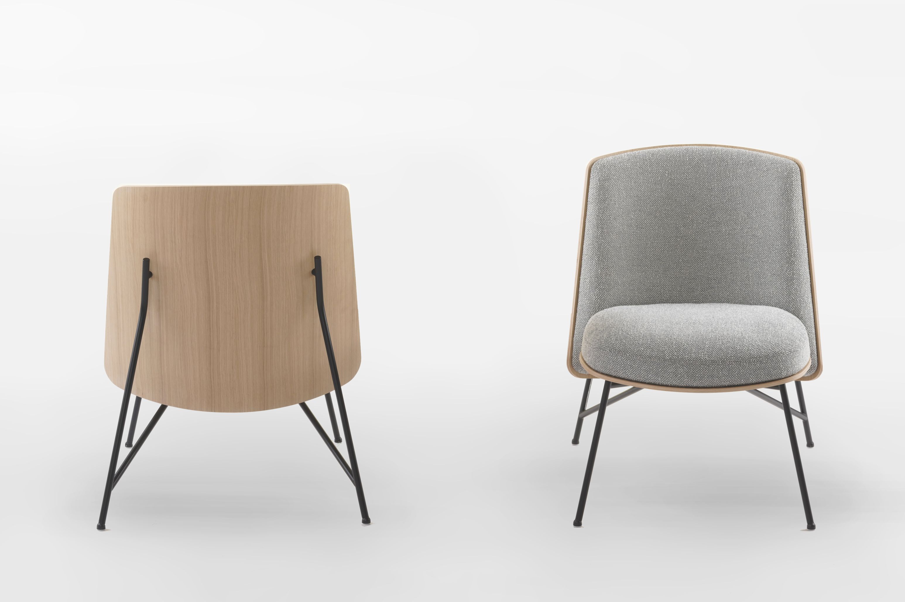 Tinker Sessel von Prostoria, grauer Stoffbezug, Holzrahmen und schwarze Metallbeine, Vorder- und Rückansicht.