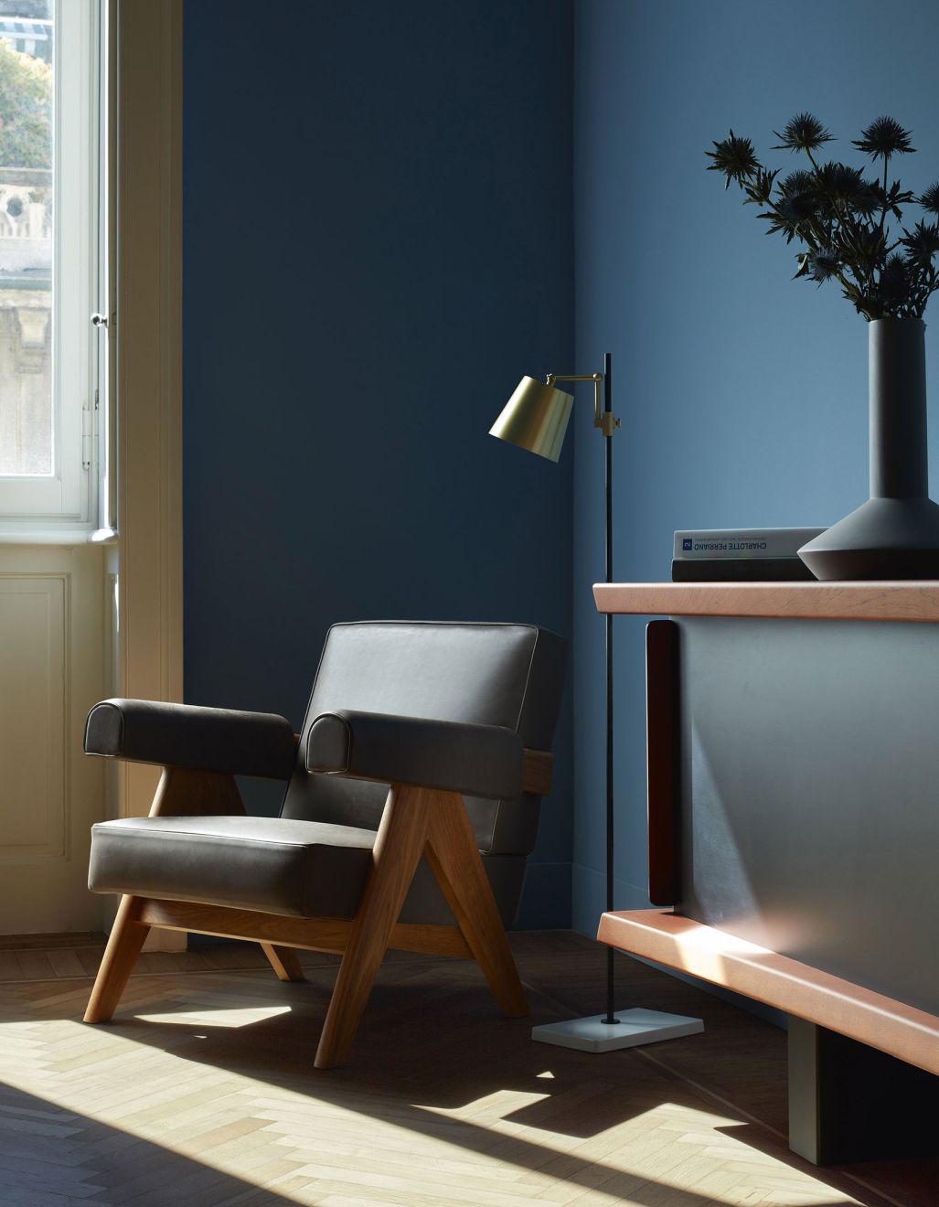 Grauer 053 Capitol Complex Sessel von Cassina mit Holzgestell in modernem Wohnraum. Designmöbel für stilvolles Wohnen.