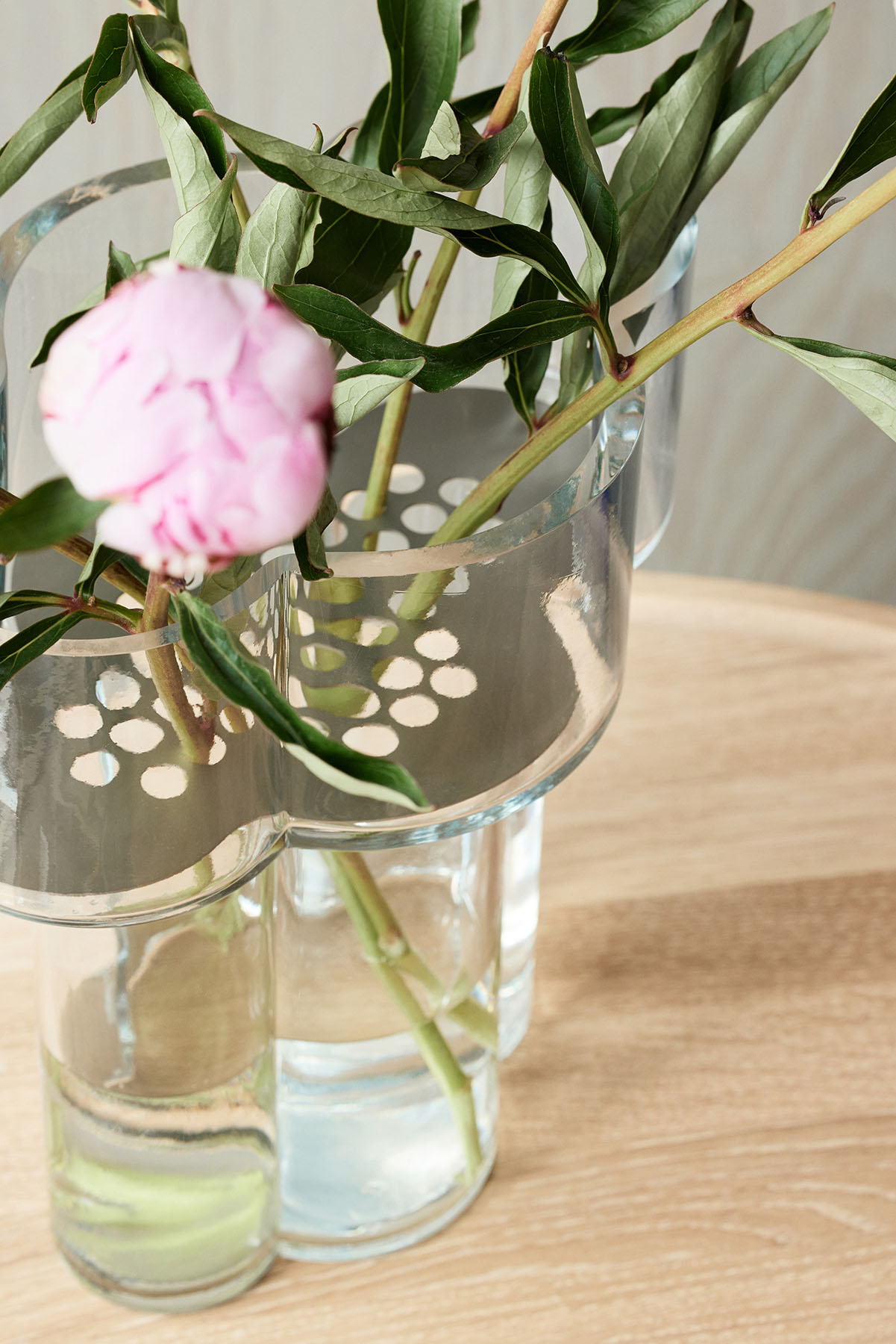Fab Vase: Klare Glasvase mit Blumen auf einem Holztisch, moderne Blumenvase für Zuhause.