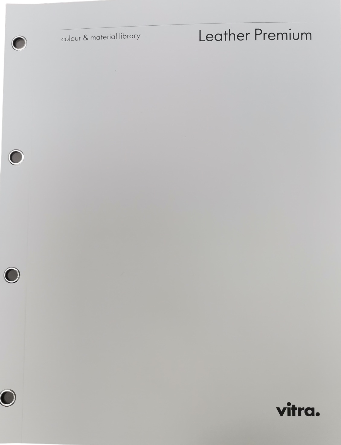 Vitra Ledermusterkarte Premium: Graue Materialmusterkarte für hochwertiges Leder, ideal zur Auswahl von Möbelbezügen.