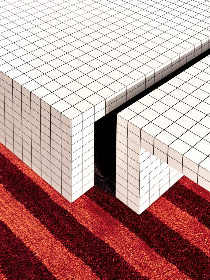 Quaderna Couchtisch von Zanotta, weiß mit schwarzem Raster, modernes Design, minimalistischer Wohnzimmertisch.