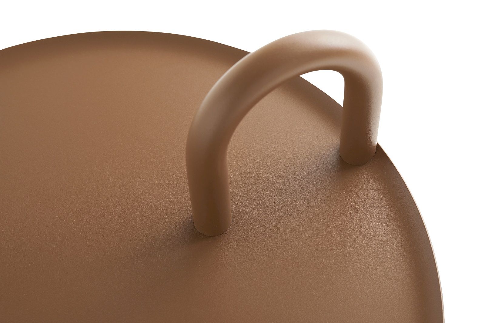 Detailaufnahme des braunen Hay Bowler Beistelltisches mit Griff, modernes Möbeldesign für Wohnzimmer und Büro.