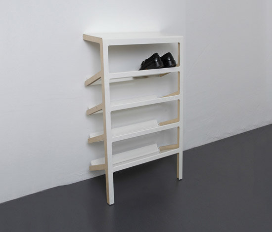 Weißes Mila Schuhregal mit vier Ablagen, an einer Ecke stehend. Schuhe auf der obersten Ablage.
