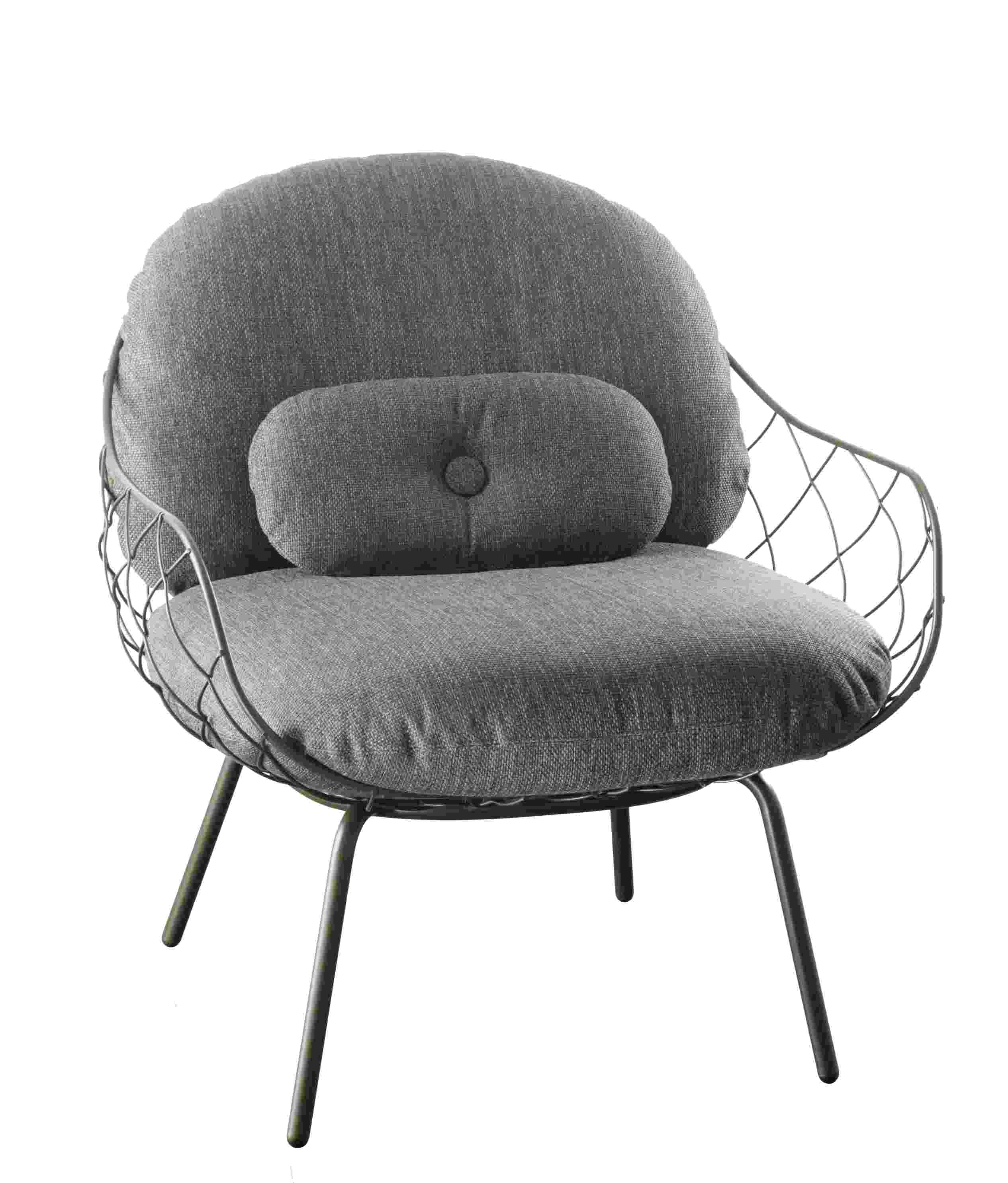 Grauer Piña Low Chair Sessel von Magis für den Outdoor-Bereich mit Kissen.