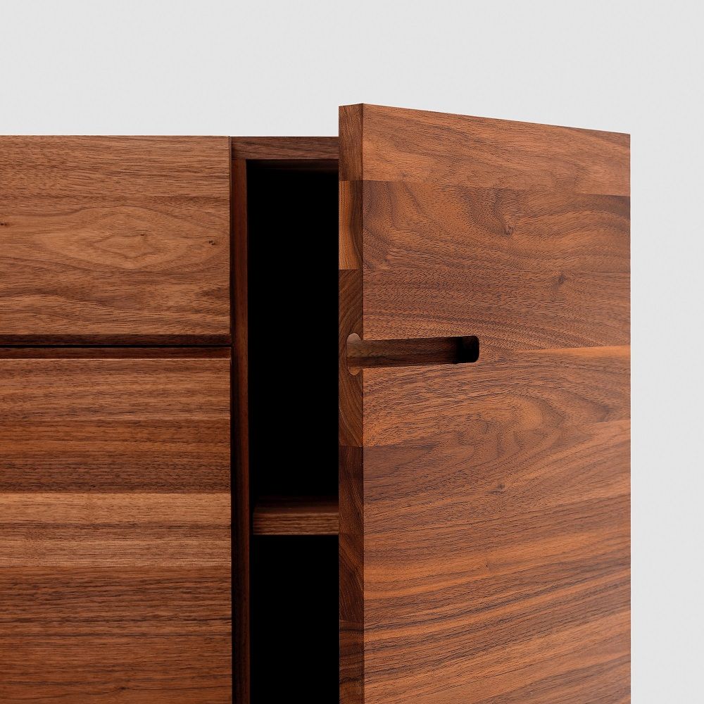 Detailaufnahme: Sideboard aus Massivholz Zeitraum mit offener Tür und Schubladen.