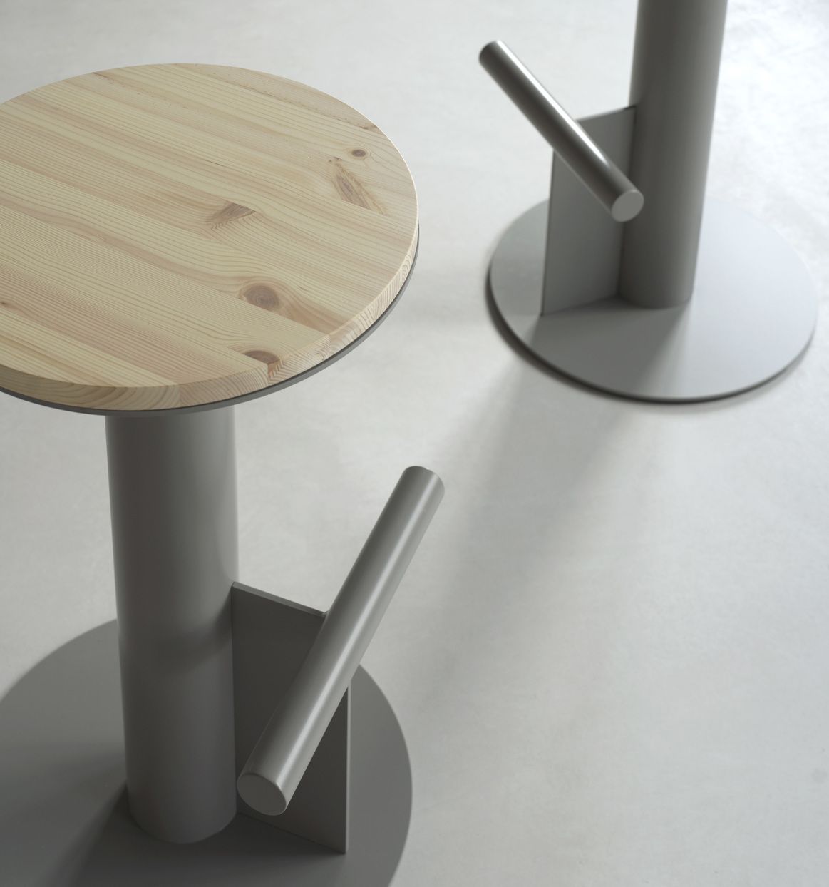 Pole Barstuhl von Normann Copenhagen: Grauer Barhocker mit runder Holz-Sitzfläche und Fußstütze.