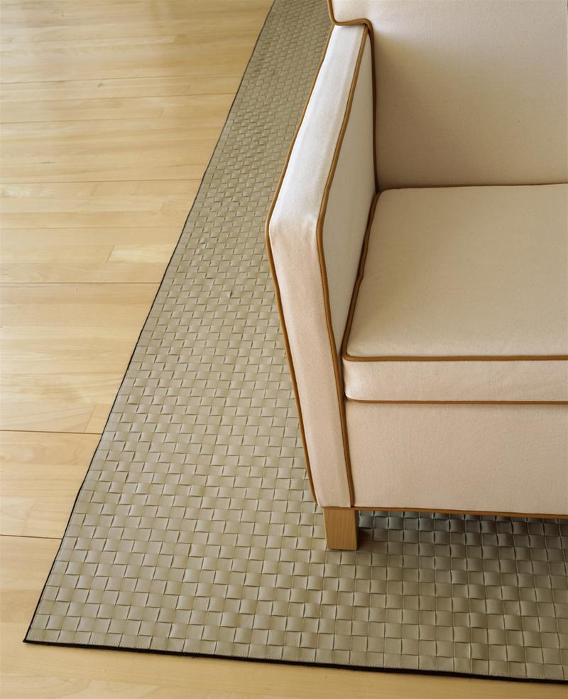 Detailansicht: Krefeld Sessel mit beigem Stoffbezug und braunen Akzenten, Designklassiker für Wohnzimmer.