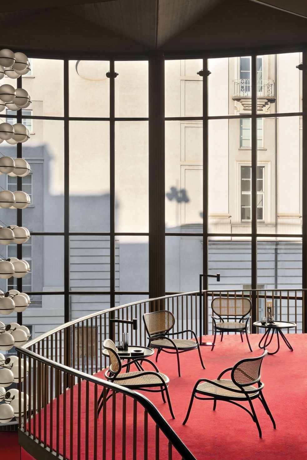 Lehnstuhl Sessel im Wiener GTV Design mit Rohrgeflecht und schwarzem Gestell auf rotem Teppich.