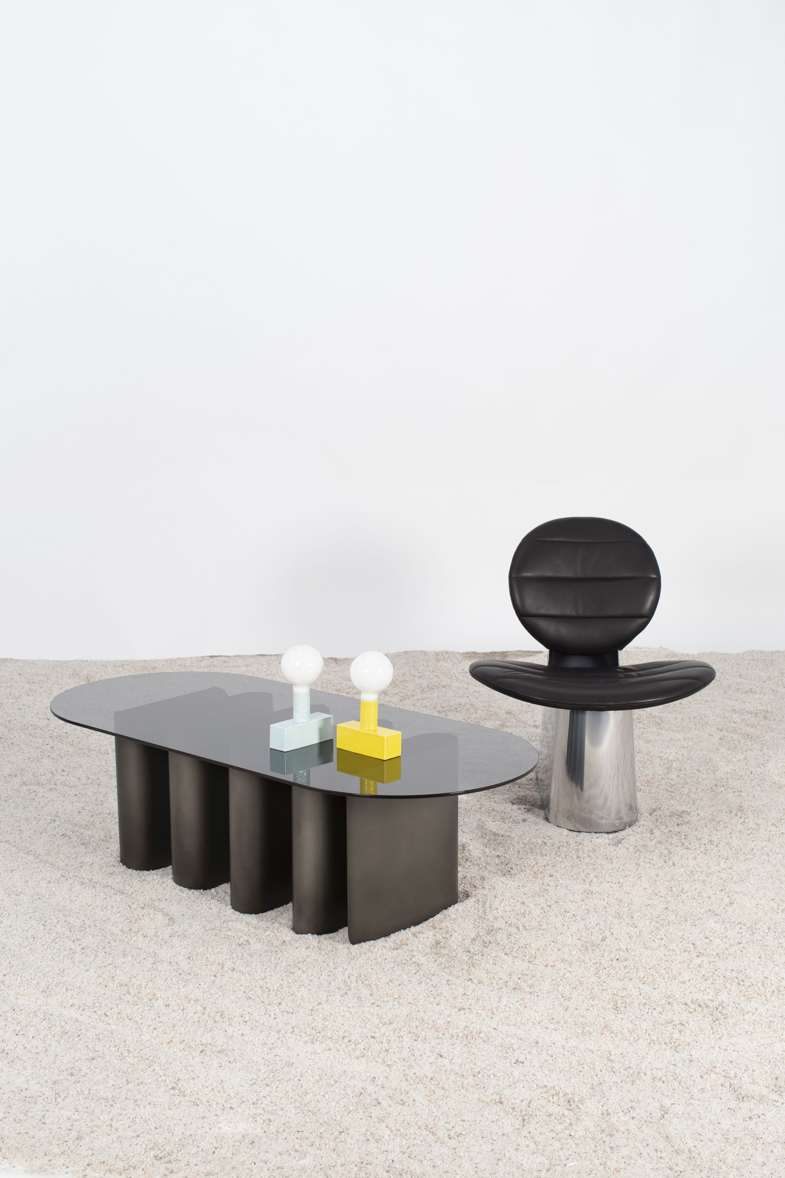 Tavolo2 Esstisch von Pulpo mit Glasplatte, Lampen und schwarzem Stuhl auf hellem Teppich.