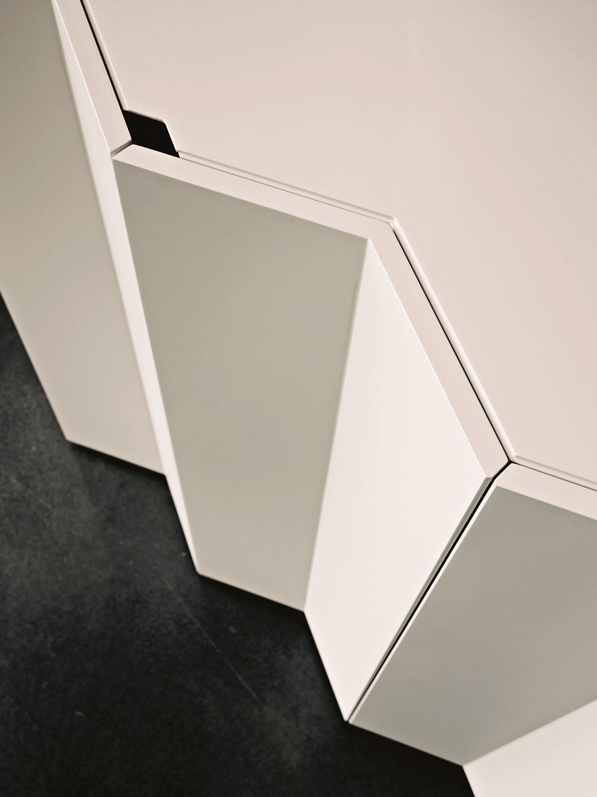 Detailaufnahme des weißen Z24 Sideboards von Zanotta mit geometrischem Design und minimalistischer Ästhetik.