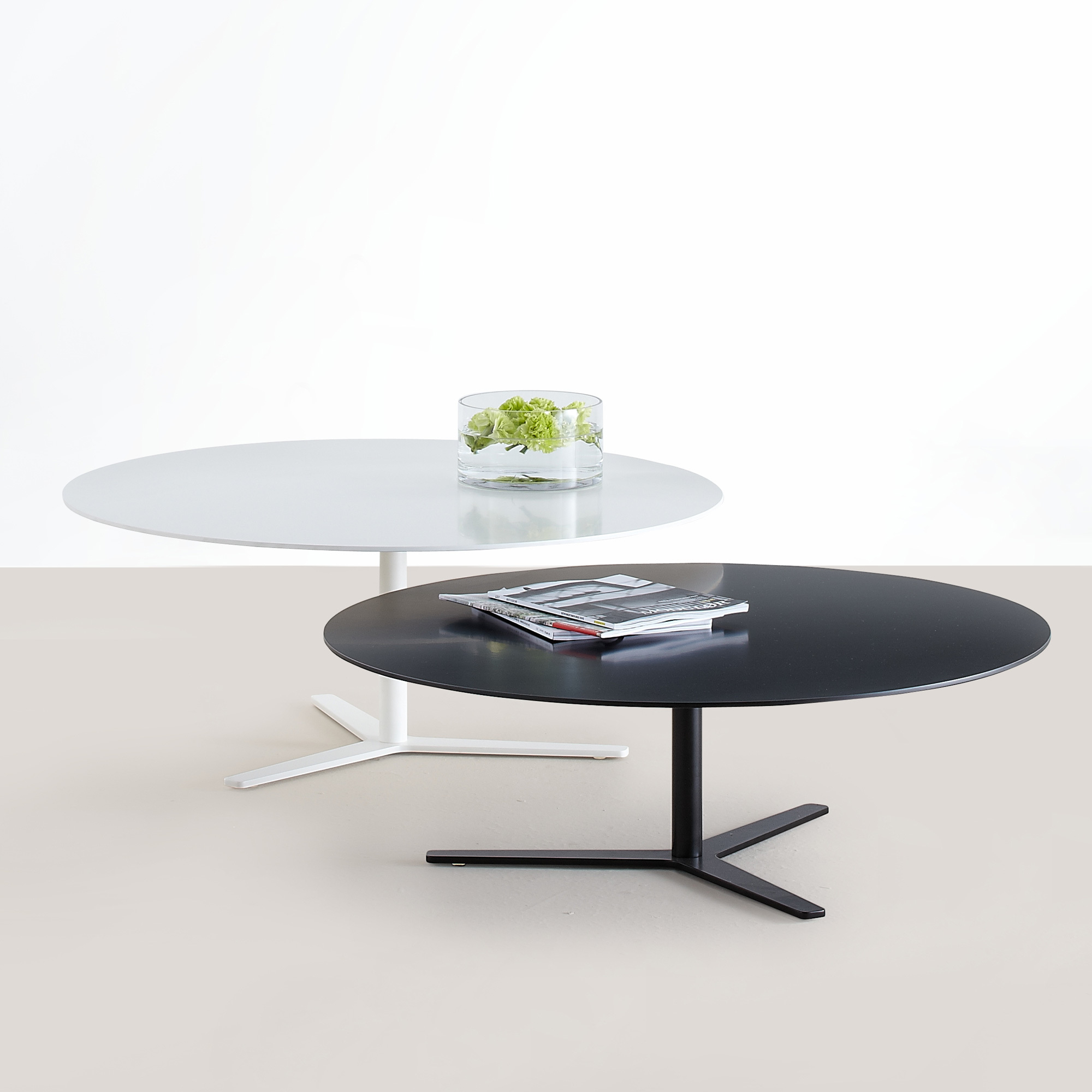 Tre90 Couchtisch von Mox, zwei runde Tische in Schwarz und Weiß mit filigranem Metallfuß.