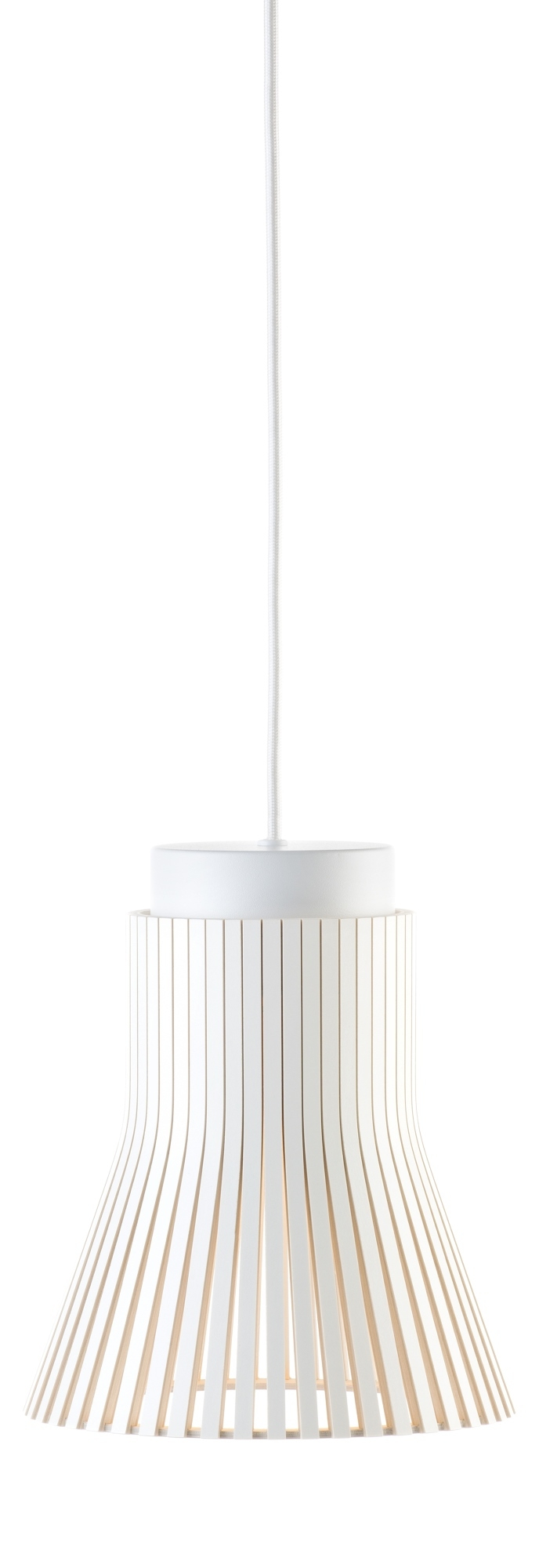 Weiße Petite 4600 Pendelleuchte von Secto Design, gefertigt aus Holzlamellen, modernes skandinavisches Design.