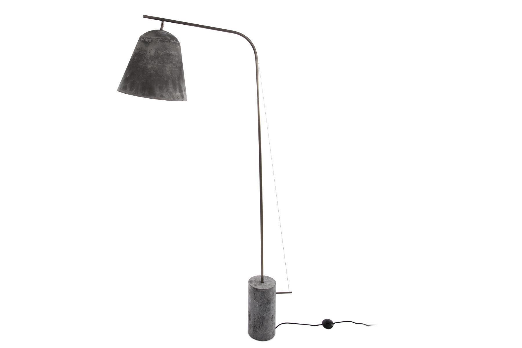 NORR11 Line Two Stehleuchte aus grauem Stahl mit konischem Lampenschirm und zylindrischem Fuß.