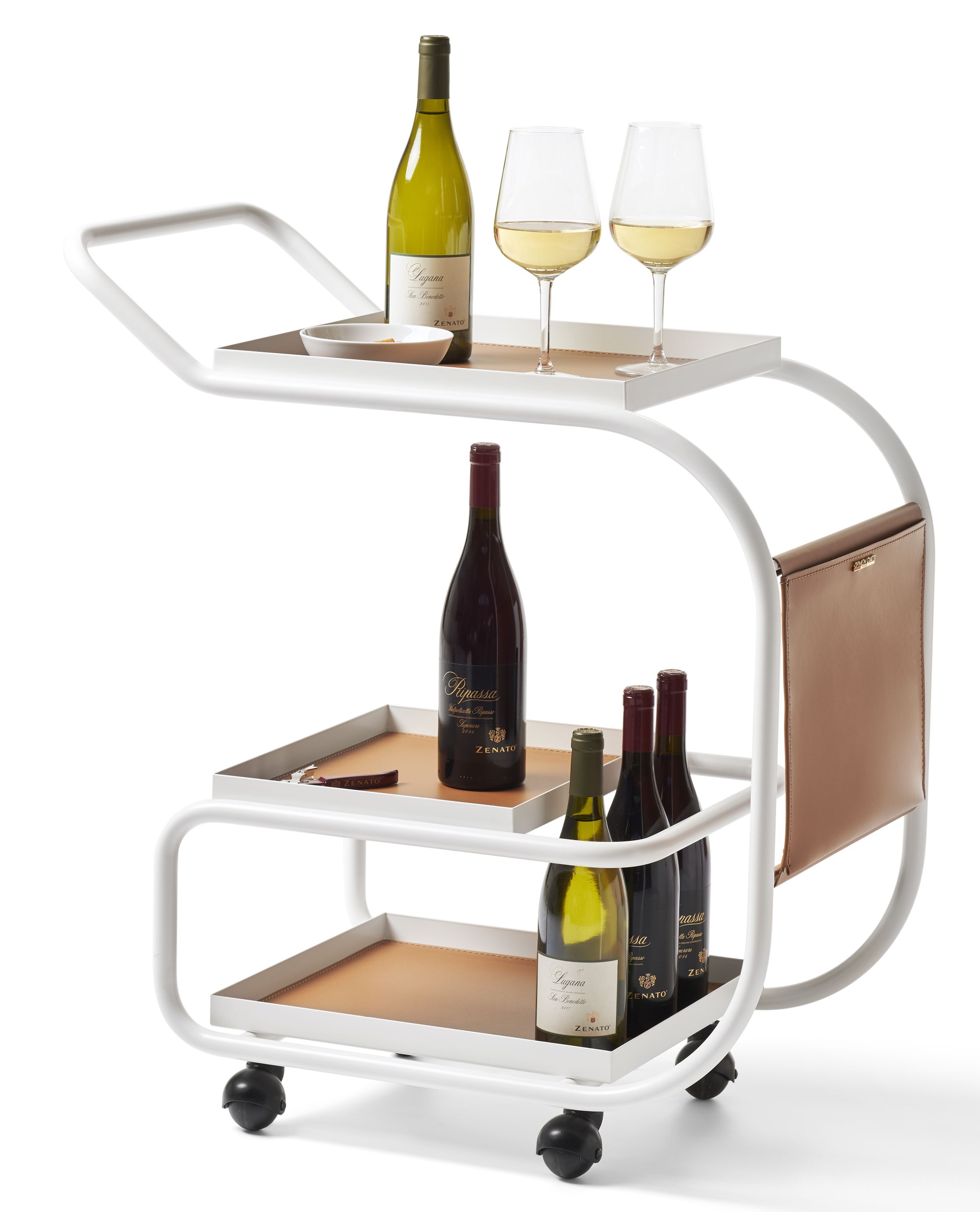 Zenzero Servierwagen von Opinion Ciatti mit Weinflaschen und Gläsern auf drei Ebenen.