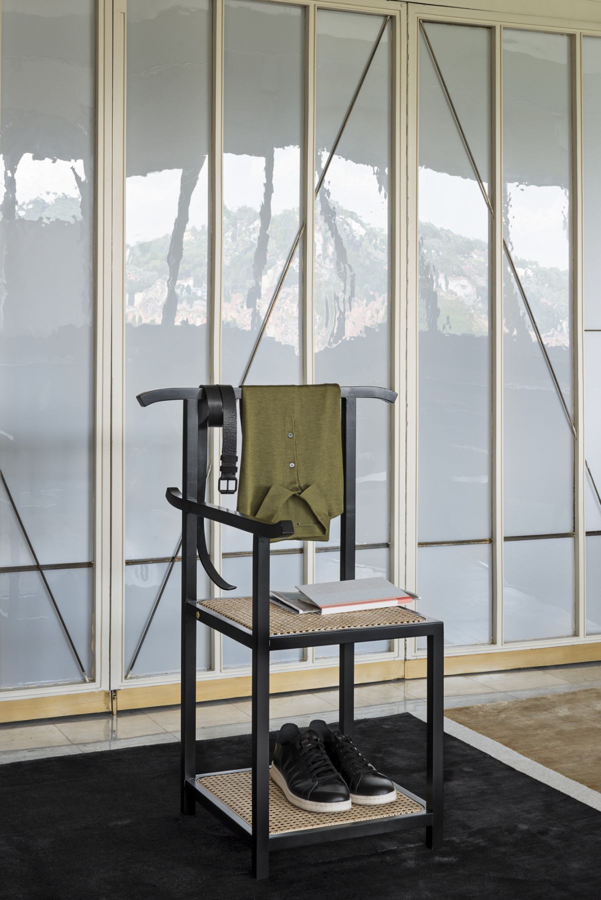 Majordomo Stuhl von Wiener GTV Design: Moderner Kleiderständer mit Stuhl, Ablage und Kleidung. Stilvolle Einrichtung für Flur oder Schlafzimmer.