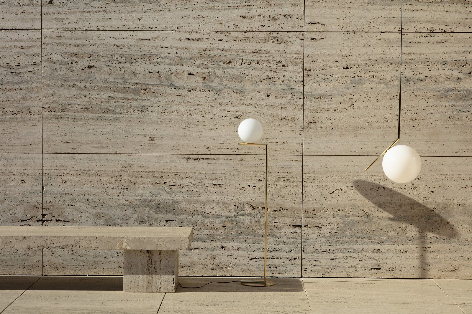 IC F1 Stehleuchte in Gold: Elegante Designleuchte mit weißem Opalglas-Diffusor für stimmungsvolle Beleuchtung.