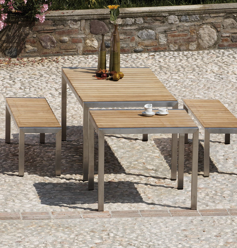 Jan Kurtz Bank: Outdoor Sitzgruppe mit Holzbänken und Tisch aus Edelstahl für Garten und Terrasse.
