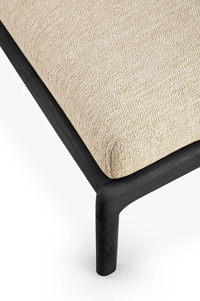 Detailaufnahme des Ethnicraft Jack Outdoor Polsterhockers mit schwarzem Teakholzrahmen und beigem Sitzpolster.