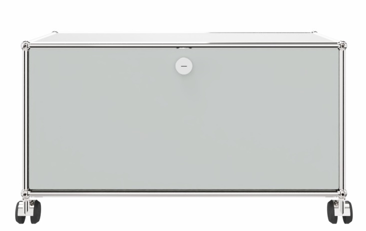 USM Haller Möbel: Graues TV-Lowboard mit Rollen und verchromtem Gestell für modernes Wohnzimmer.