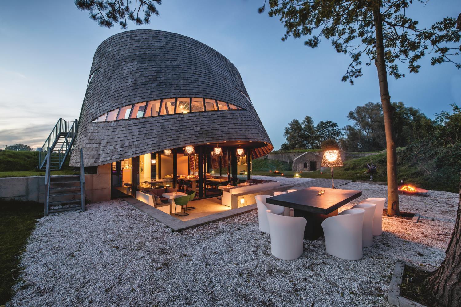 Außenaufnahme: Moroso Moon Sessel aus Polyethylen, modernes Design für Garten und Terrasse.