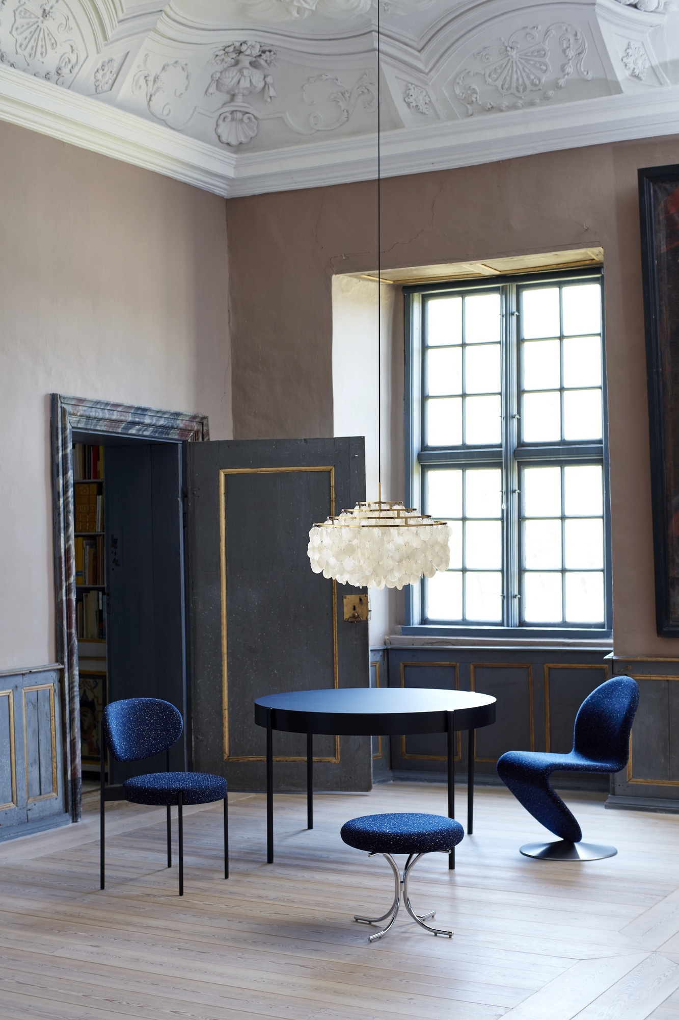 FUN 10DM Pendelleuchte von Verpan: Messingfarbene Hängelampe mit Muschelelementen über Esstisch in stilvollem Interieur.