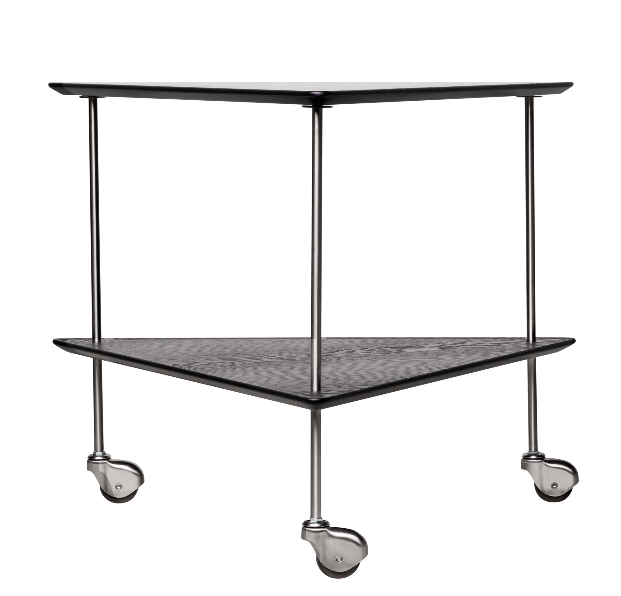 AJ Trolley Beistelltisch von Fritz Hansen: Schwarzer, dreieckiger Rollwagen mit zwei Ebenen und silbernen Rollen.