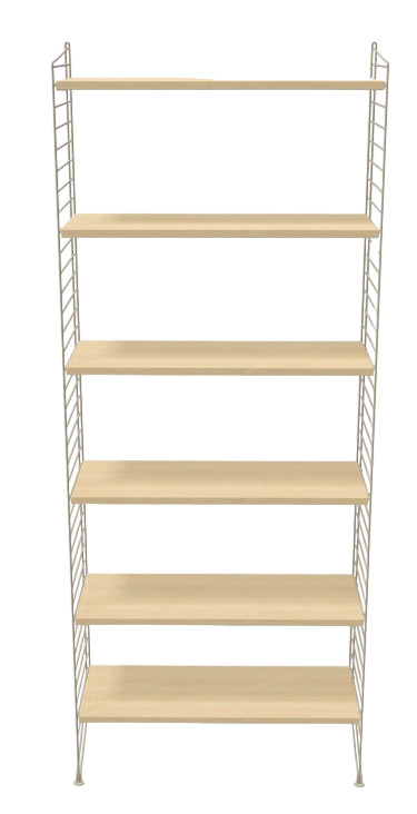 Wohnzimmer String Furniture Regal mit sechs hellen Holzregalböden und weißen Seitenteilen.