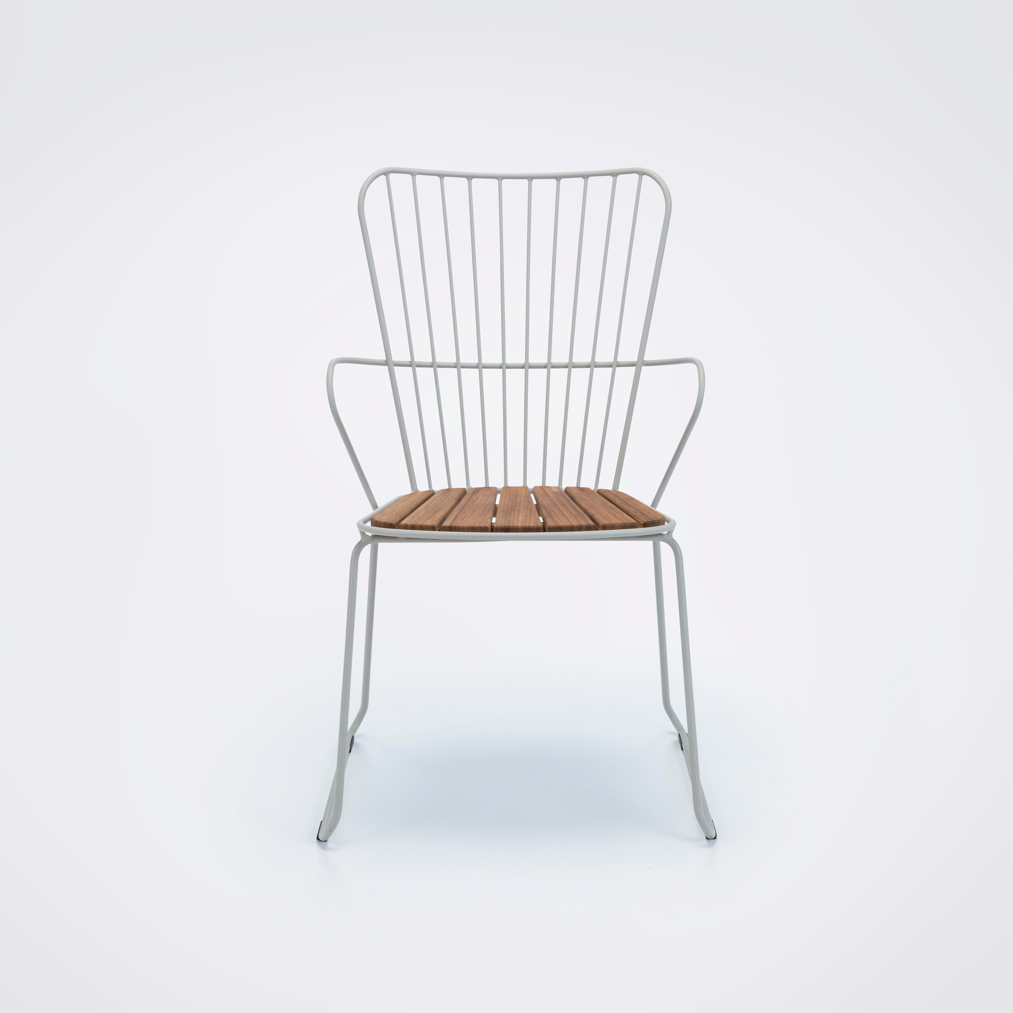 Weißer Paon Outdoor Dining Chair von Houe mit Holzlatten-Sitzfläche, Gartenstuhl für Terrasse und Balkon.