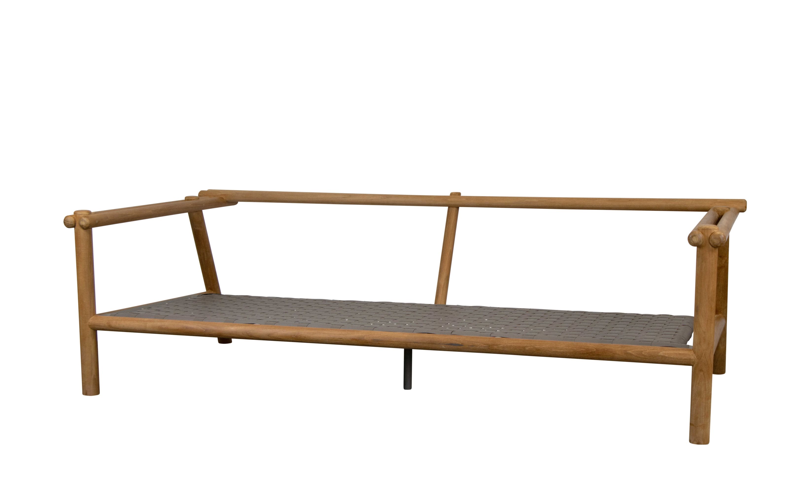 Sticks Outdoor Sofa von Cane-Line: Holzrahmen mit grauem, geflochtenem Sitz für Garten und Terrasse.
