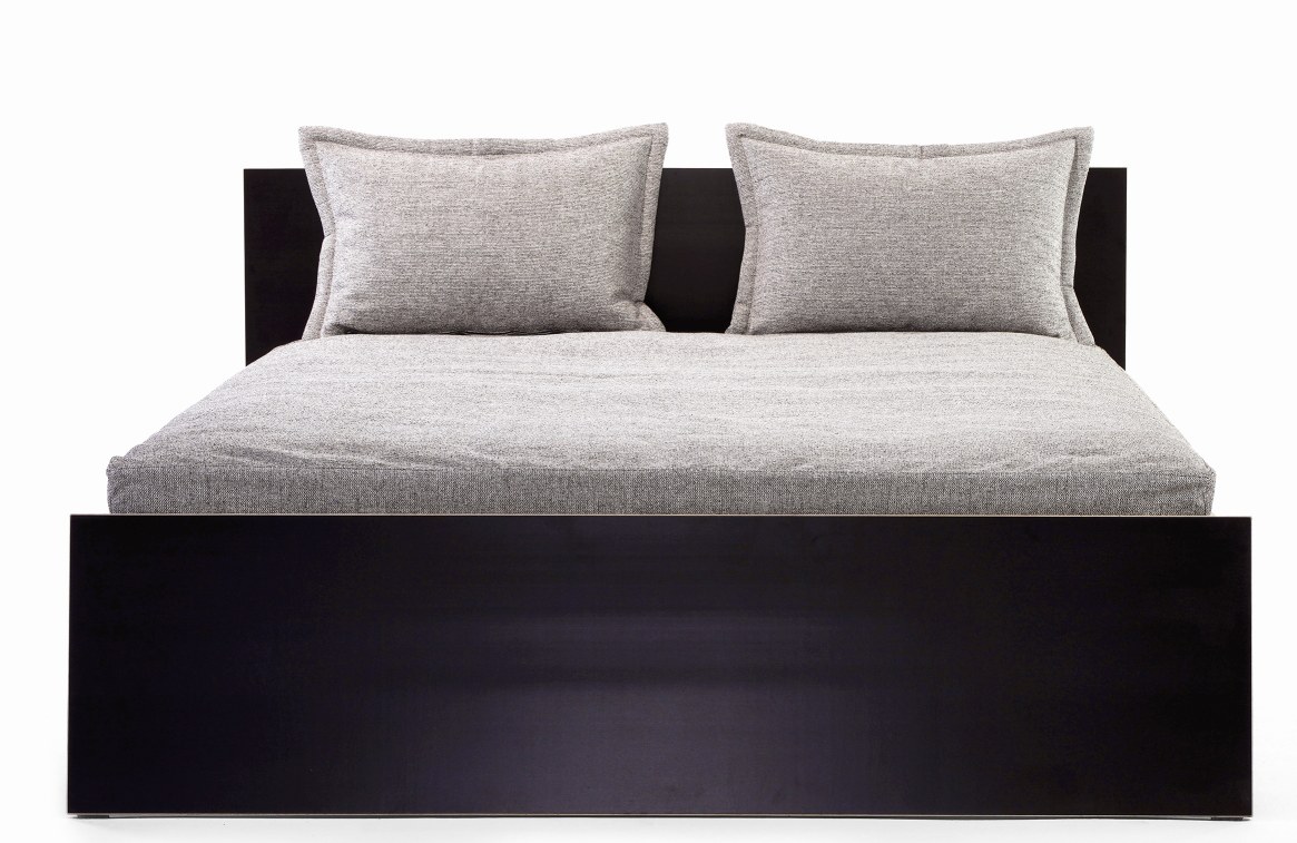 Stockholm Bett von Richard Lampert, Birke Multiplex, hohes Kopfteil, schwarz, 160 cm breit.
