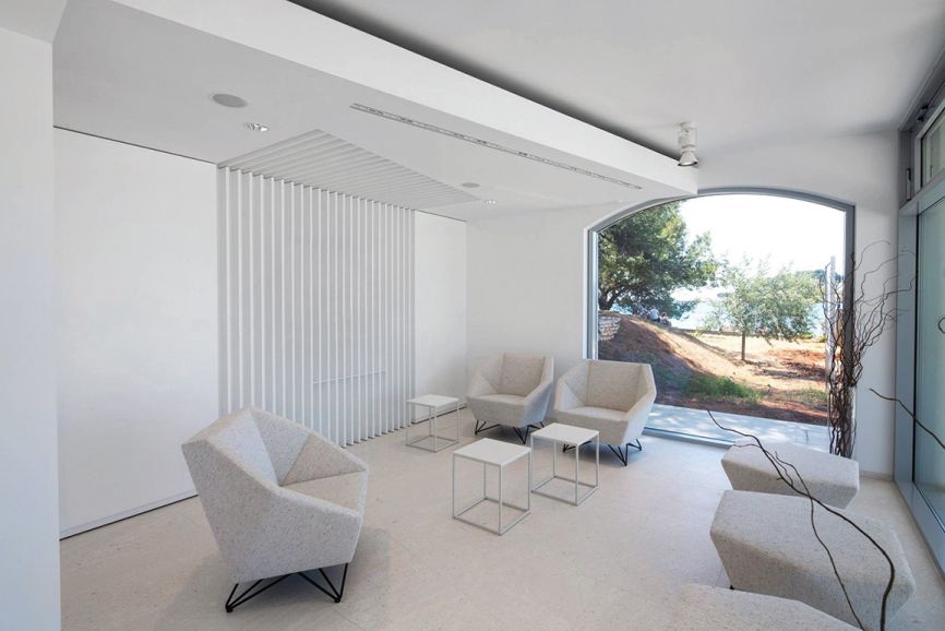 Heller Raum mit 3angle Armsessel von Prostoria, minimalistisches Design und komfortable Sitzgelegenheit.