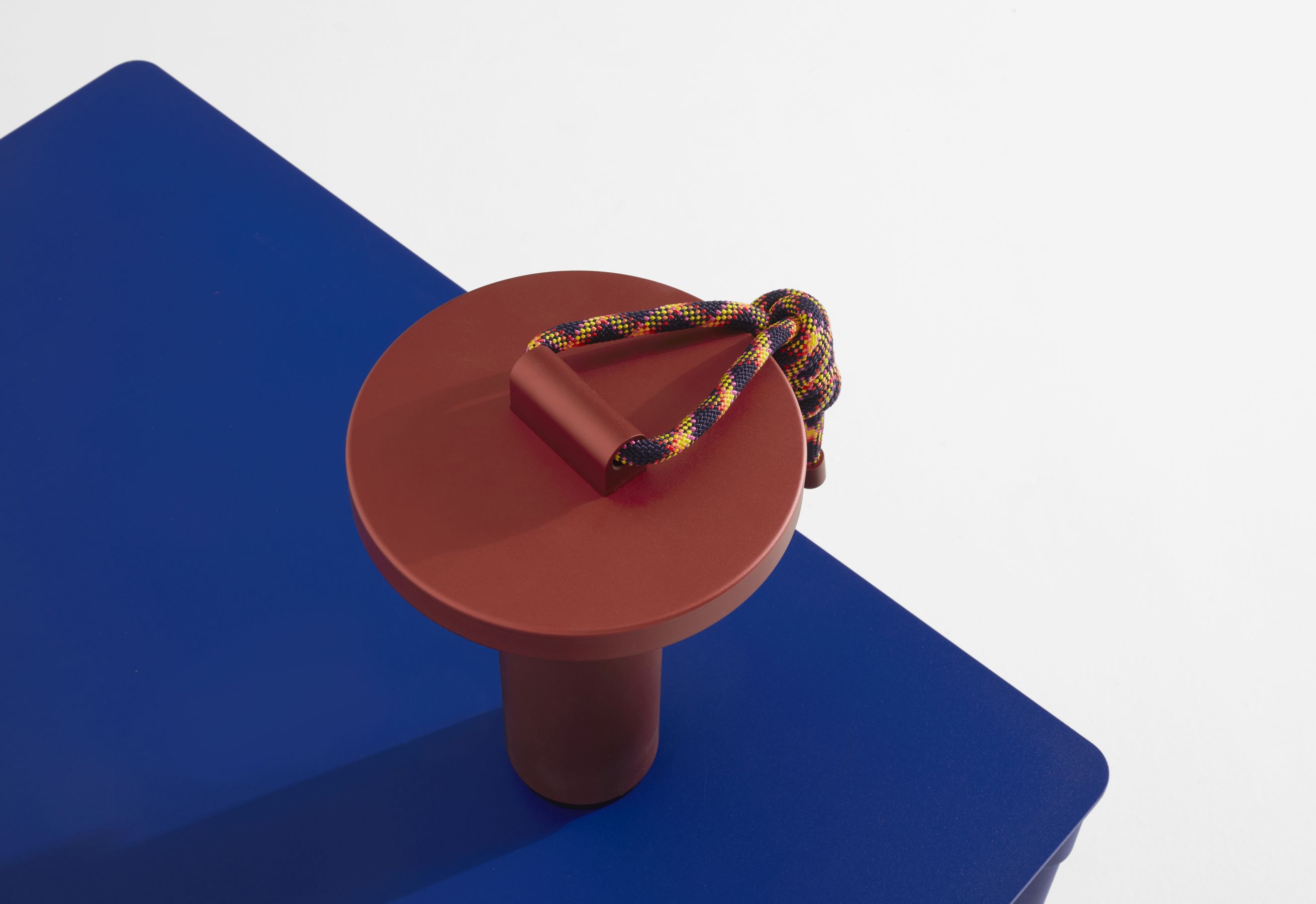 Detailaufnahme: Fromme Esstisch quadratisch von Petite Friture in Blau mit rotem Griff und Seil.