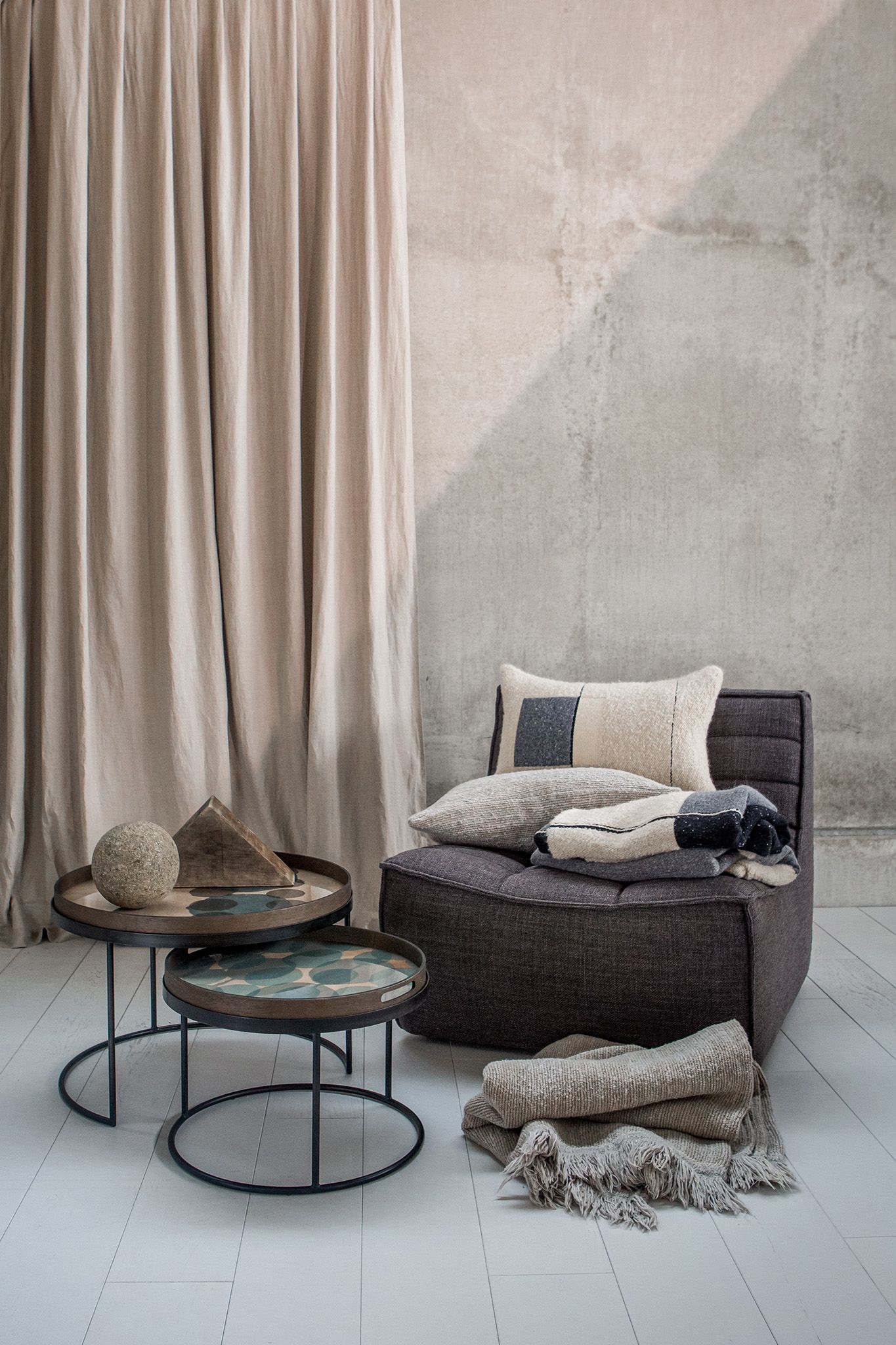 Ethnicraft Couchtisch 2er Set, schwarz, rund, mit dekorativer Tischplatte und minimalistischem Design.