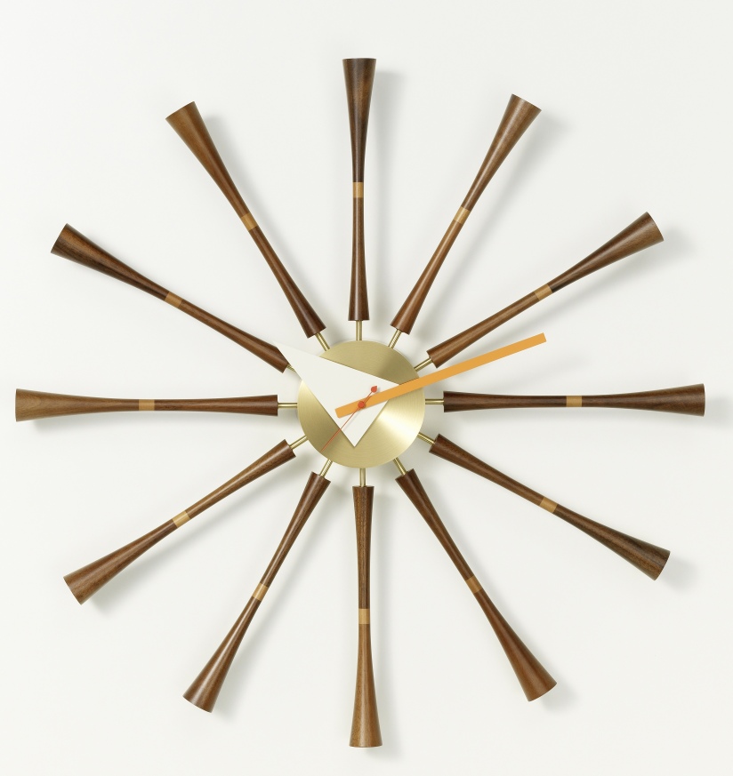 Vitra Spindle Clock Wanduhr aus Holz und Messing, modernes Design für Wohnzimmer.