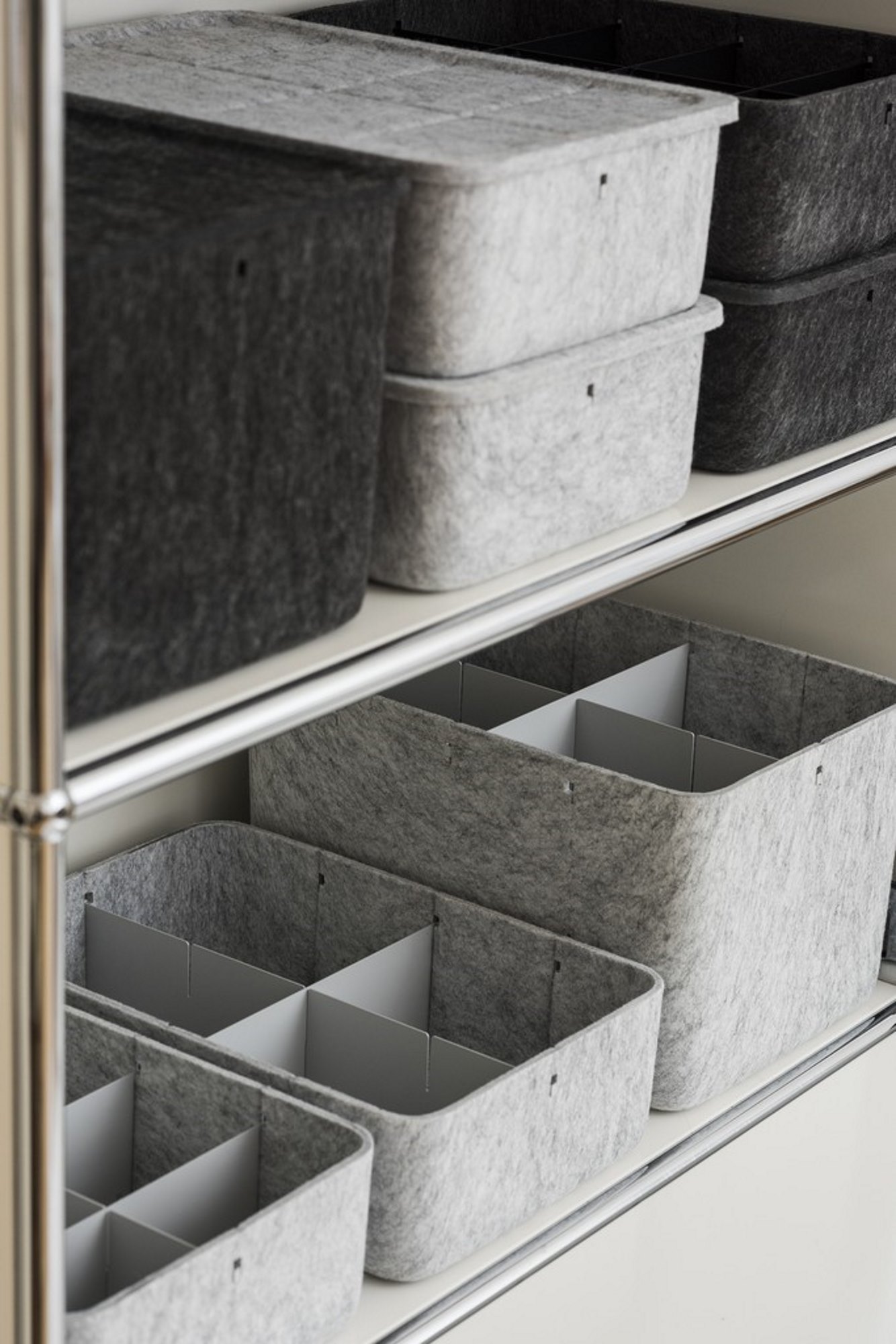 USM Haller Inos Box, hellgrau, hoch, mit Fächern, zur Aufbewahrung im USM Möbelbausystem.