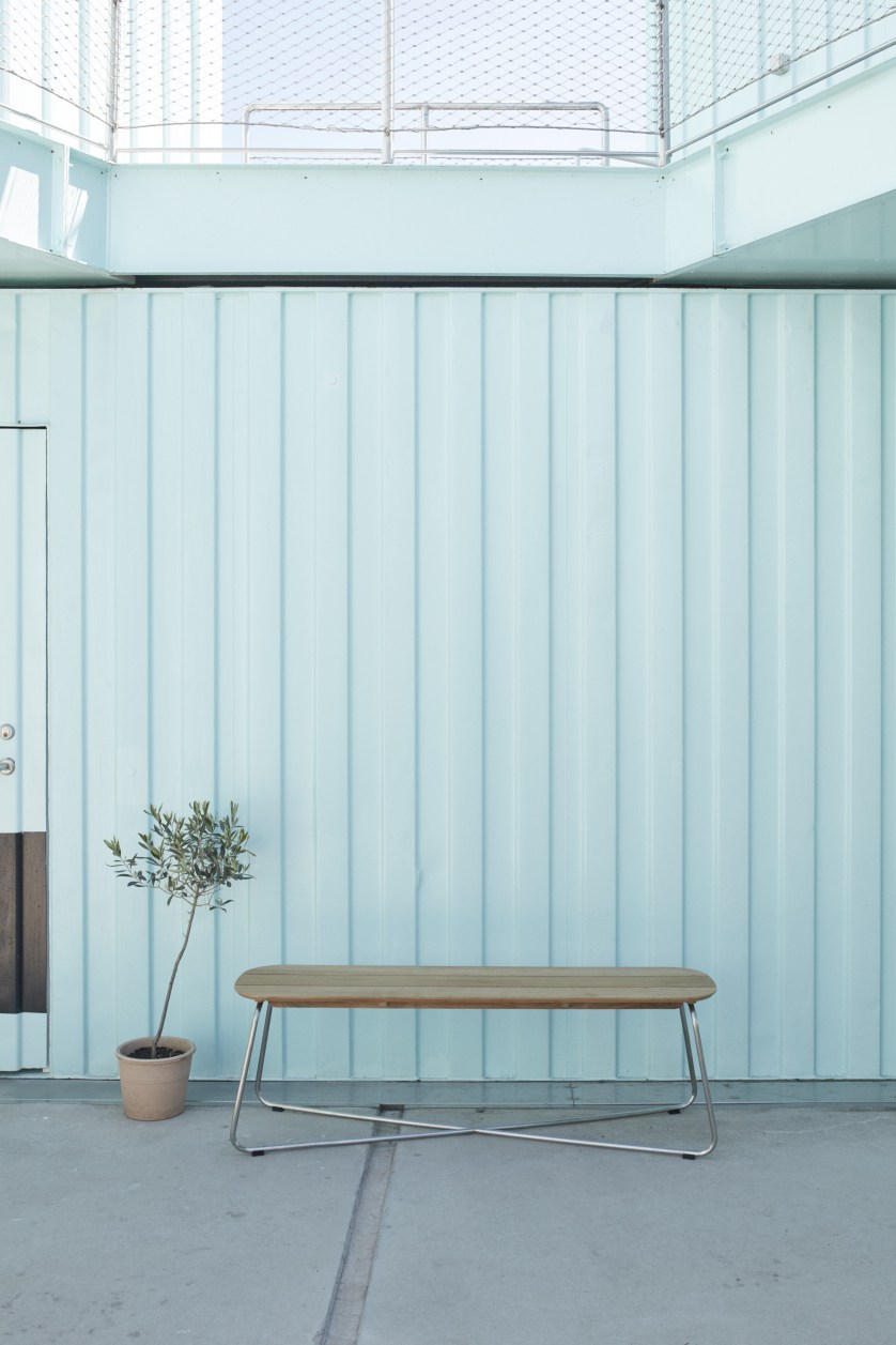 Lilium Bank von Skagerak by Fritz Hansen: Holzbank mit Metallgestell für den Außenbereich.