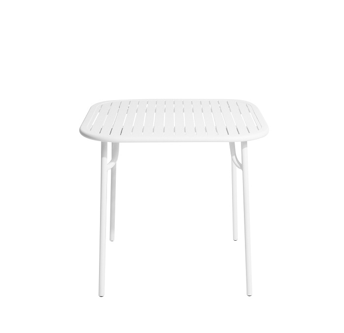Week-End Square Table von Petite Friture, quadratischer Gartentisch aus weißem Metall mit Lattenrost-Tischplatte.