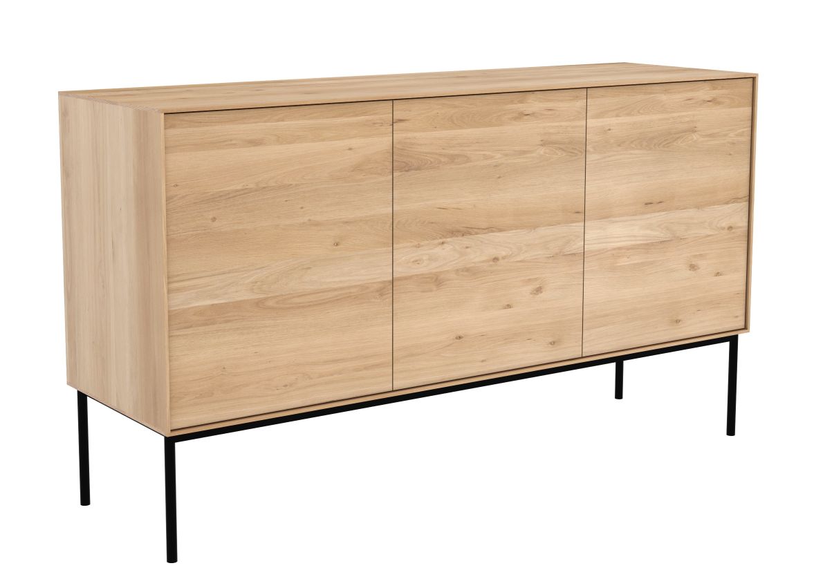 Whitebird Anrichte von Ethnicraft: Moderne Kommode aus Eichenholz mit drei Türen und schwarzen Metallfüßen.