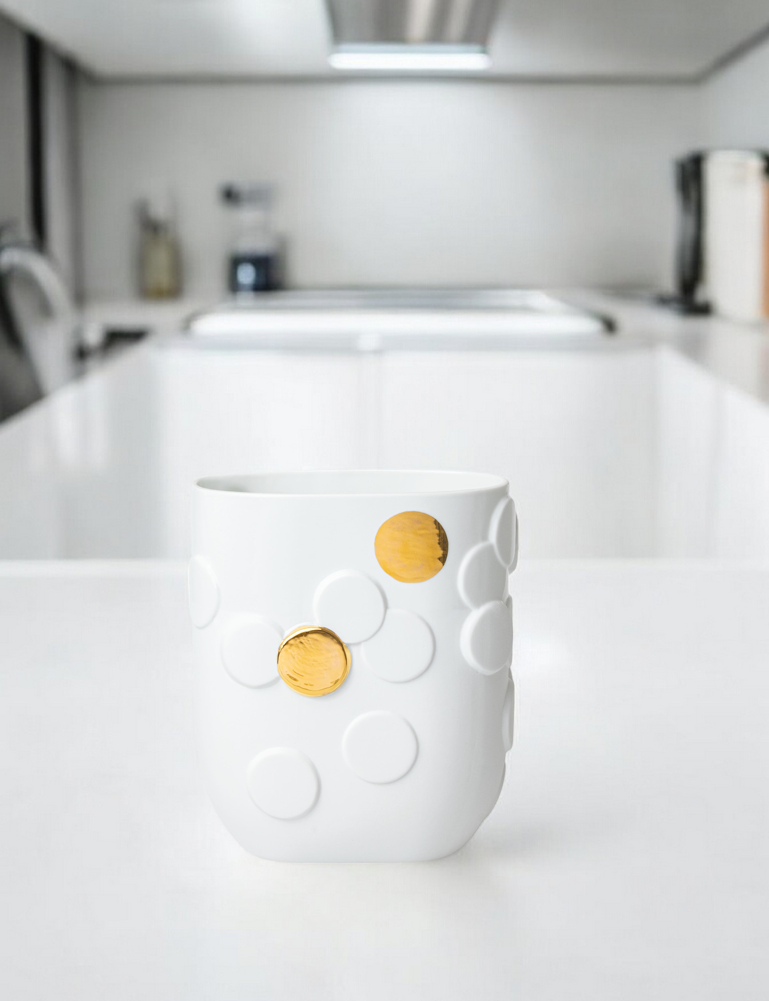 Weiße Räder Vase mit goldenen Punkten, moderne Dekoration für Wohnzimmer und Tischdeko.